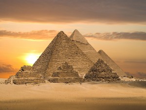 El sol tras las pirámides de Egipto