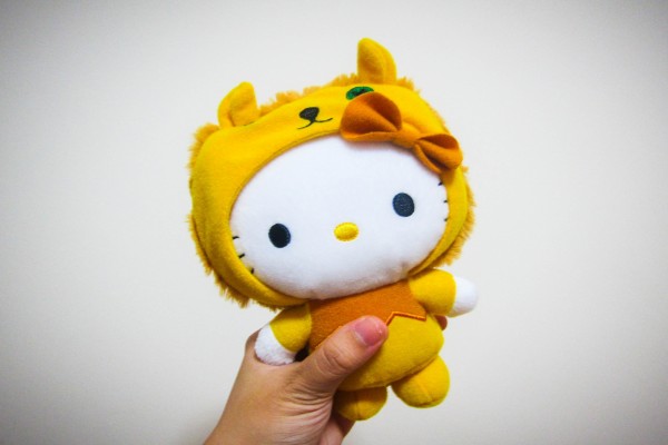 Muñeca Hello Kitty con un disfraz de león