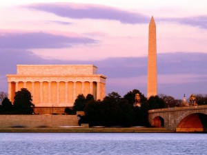 Postal: Vista de los monumento a Lincoln y a Washington