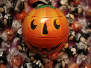 Postal: Calabaza de Halloween y un montón de caramelos