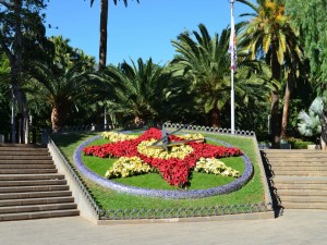 Postal: Reloj con flores en un jardín de Santa Cruz de Tenerife (Canarias)