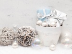 Bolas y regalos de colores claros para la decoración navideña