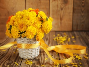 Una cesta con bellas flores amarillas