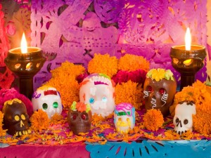 Calaveras dulces y chocolate en un altar para el "Día de los Muertos"