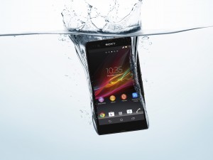 Un móvil Sony Xperia Z en el agua