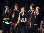 Los cinco chicos de One Direction cantando