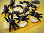 Arañas sobre huevos cocidos para una cena de Halloween