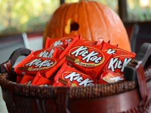 Postal: Paquetes de KitKat para regalar en Halloween