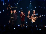 One Direction dando un concierto