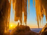 Admirando el sol a través de una cueva de hielo