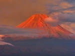 El monte Fuji iluminado por los últimos rayos de sol