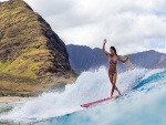 Una mujer practicando surf