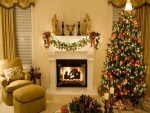 Un bello árbol de Navidad adornado junto a la chimenea