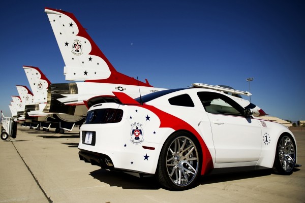 Un Ford Mustang GT y los USAF Thunderbirds