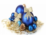 Bellos adornos azules y dorados para Navidad