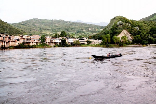 Una canoa en el  río Chinchipe (Puerto Ciruelo, Perú)