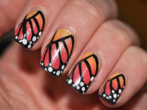 Postal: Uñas pintadas con los colores de la mariposa monarca