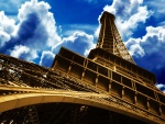 Torre Eiffel y el cielo nuboso