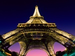 La Torre Eiffel iluminada al anochecer