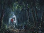 Un bello unicornio caminando por el bosque