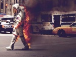 Astronauta caminando en llamas