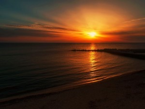 Observando la puesta de sol desde la playa