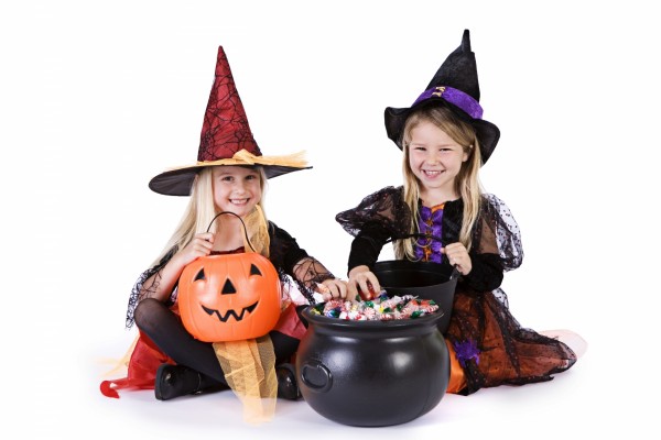 Niñas disfrazadas de brujas en Halloween