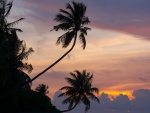Puesta de sol vista desde una isla en las Maldivas