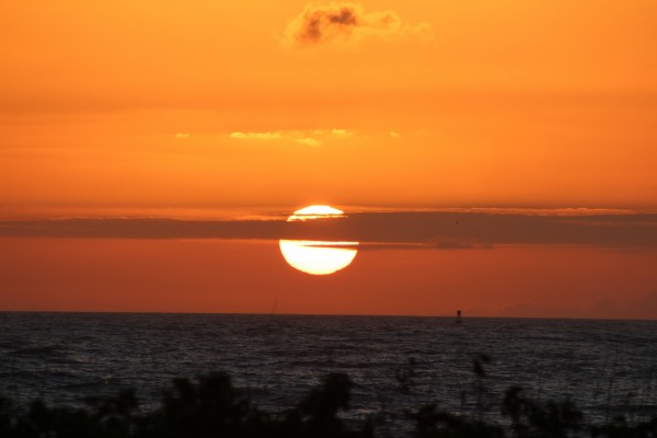 Línea nubosa delante del sol