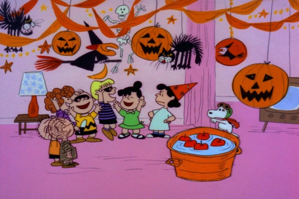 Snoopy en la fiesta de Halloween con sus amigos