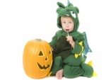 Simpático niño con un disfraz de dragón en Halloween