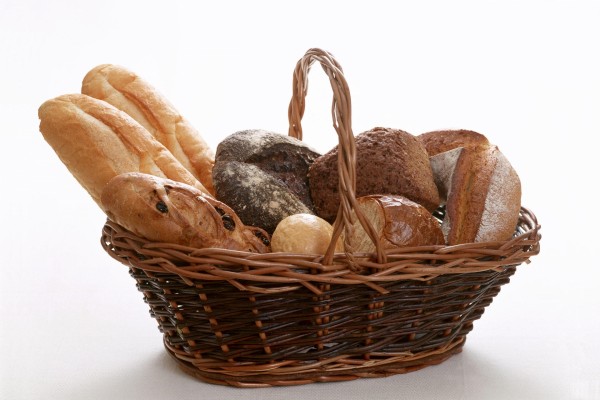 Cesta con varios tipos de pan