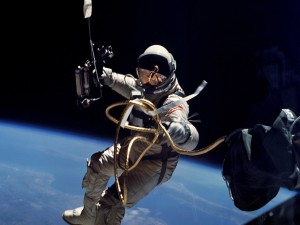 El astronauta Ed White flotando en el espacio