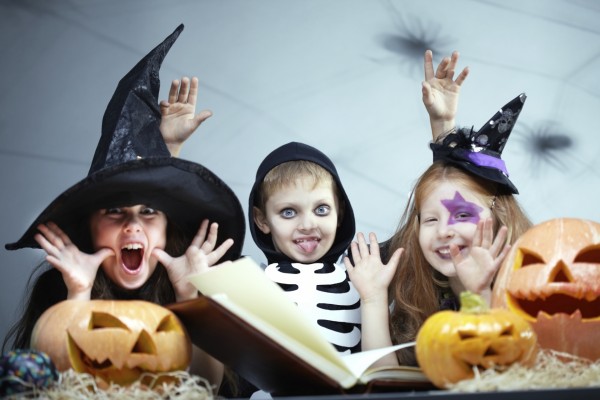 Niños felices con sus disfraces en la noche de Halloween