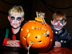 Niños maquillados en la noche de Halloween
