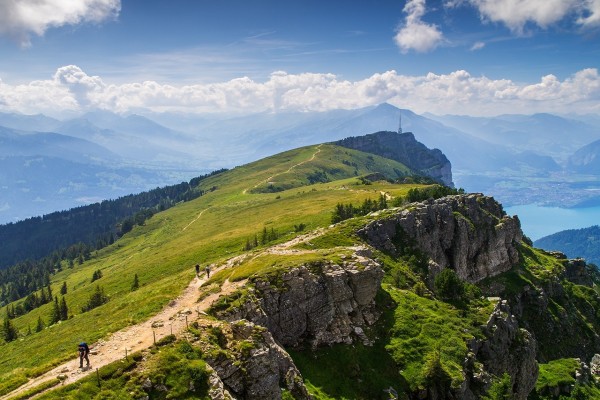 Senderismo en una montaña de los Alpes de Berna