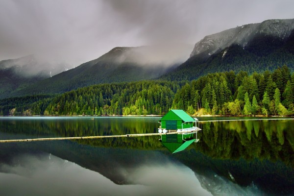 Cabaña flotante situada en el lago Capilano (Vancouver)