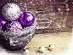 Bolas navideñas de color púrpura en un recipiente