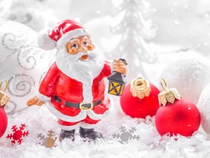 Postal: Papá Noel junto a unas bolas rojas
