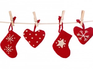 Postal: Botas y corazones navideños colgados en una cuerda