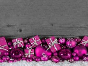 Postal: Regalos y adornos de color fucsia para Navidad