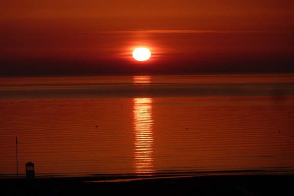 El sol reflejado en el mar al atardecer