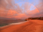 Gran arcoíris en una bonita playa