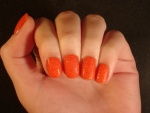 Uñas pintadas de un bonito color naranja