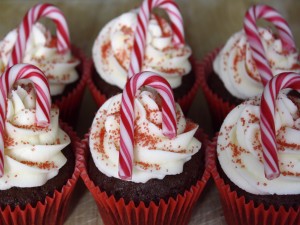 Postal: Cupcakes decorados con bastones de caramelo