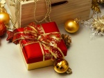 Adornos de Navidad junto a un regalo
