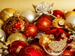 Bolas rojas y doradas para colgar en el árbol de Navidad