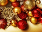 Adornos rojos y dorados para Navidad