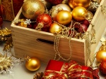 Adornos navideños en una caja de madera