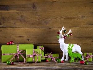 Postal: Renos decorativos junto a unos regalos de Navidad